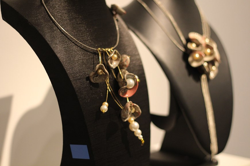 展览会的特色空间就是艺术爱好者了解陶瓷质料和欣赏陶瓷作品造型中的丰富多样性。除了各画家、雕刻家材料丰富和新颖的艺术陶瓷作品外，展览会还展出各传统陶瓷村才华艺人的应用陶瓷作品。同装饰陶瓷作品一起展出的作品还有富有艺术设想、含有深刻人生哲理和社会内容、具有明显雕刻构筑的作品。今年因疫情，各省市的许多作者不能赴河内参加该展，但该活动已充分体现全国陶瓷艺人创造力的结晶。图为陈氏秋红作者的作品《花卉季节》。图自Vietnam+