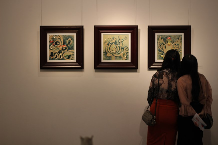 2021年越南艺术陶瓷展，向参观者推介众多独特、精美的陶瓷作品。展览会的特色空间就是艺术爱好者了解陶瓷质料和欣赏陶瓷作品造型中的丰富多样性。除了各画家、雕刻家材料丰富和新颖的艺术陶瓷作品外，展览会还展出各传统陶瓷村才华艺人的应用陶瓷作品。同装饰陶瓷作品一起展出的作品还有富有艺术设想、含有深刻人生哲理和社会内容、具有明显雕刻构筑的作品。 图自Vietnam+