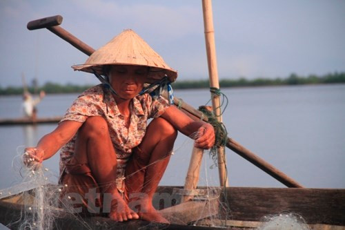 三江潟湖是湖边居民的谋生之地。图自越通社