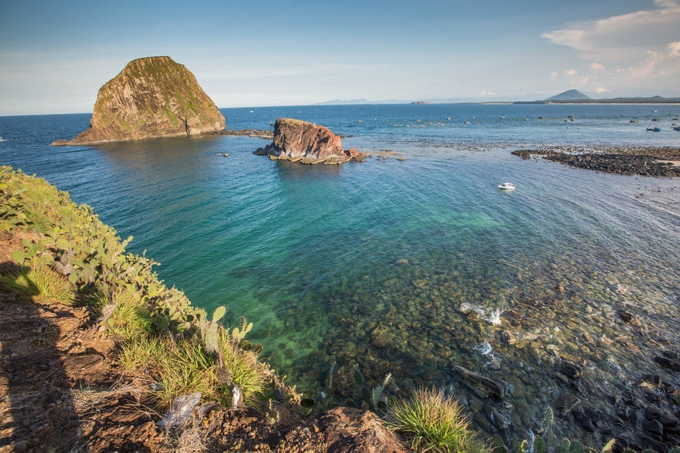 这里的珊瑚礁千姿百态、美丽迷人而且靠近海岸，是国内外游客颇具特色的新兴旅游目的地。越通社记者仲达 摄