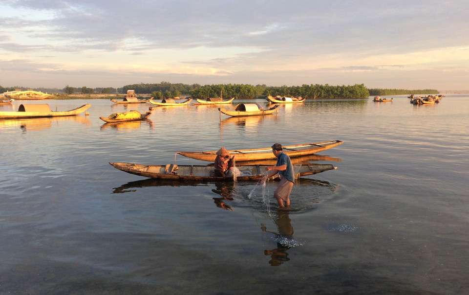 三江潟湖是湖边居民的谋生之地。图自越通社