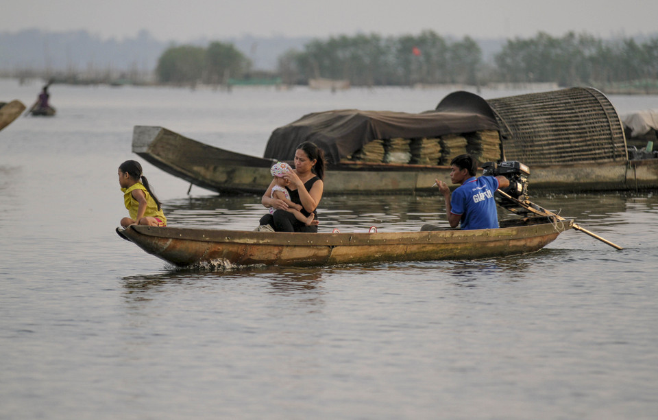 三江潟湖生态体系非常丰富，是湖边居民的谋生之地。图自越通社