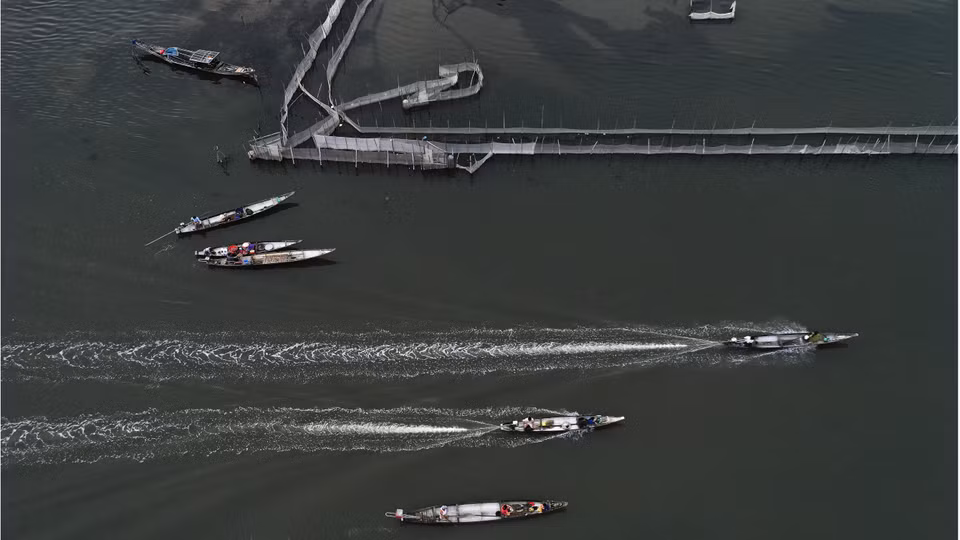 三江潟湖是湖边居民的谋生之地。图自越通社