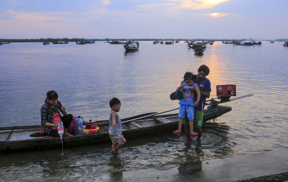 三江潟湖生态体系非常丰富，是湖边居民的谋生之地。图自越通社