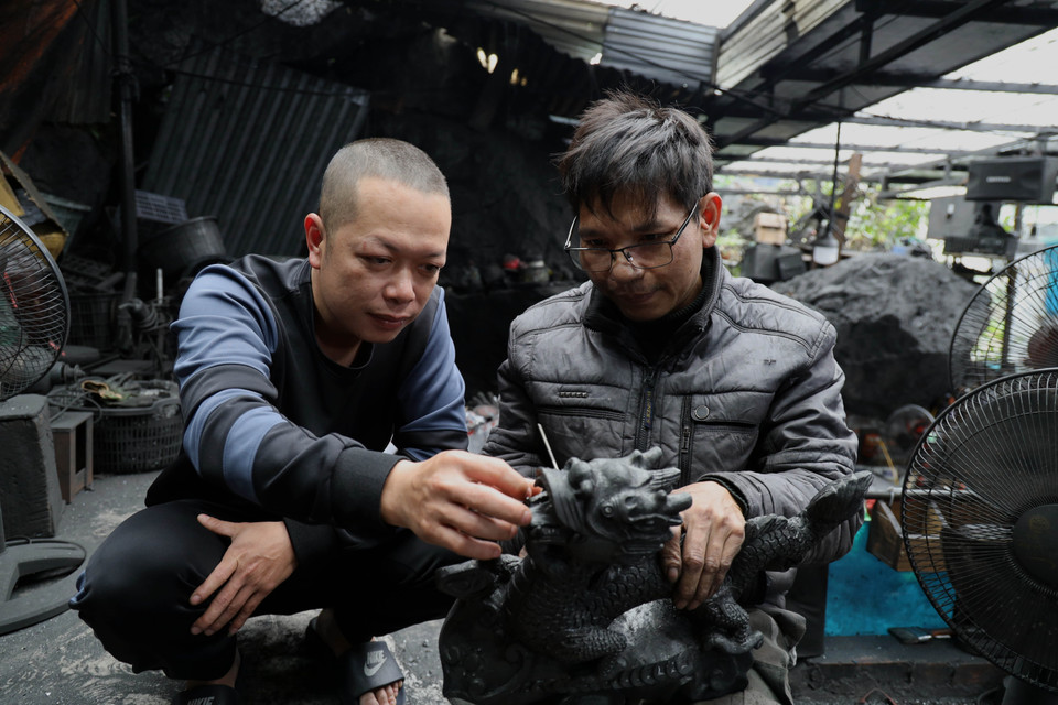 煤精雕刻是一种民间雕刻工艺品。因用煤精作雕刻材料而得名。图自越通社