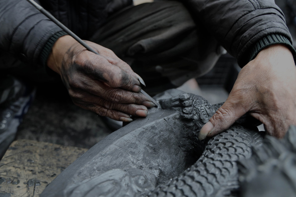 以煤炭为原料的手工艺品。图自越通社