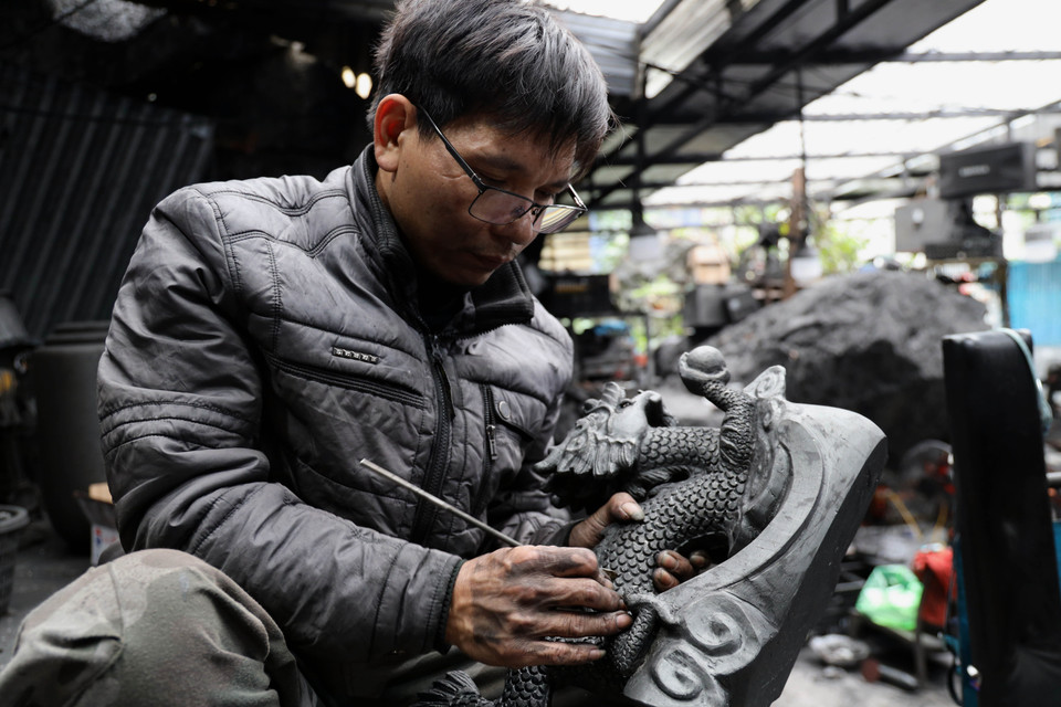 大多数用煤炭制作的工艺品都是手工制作的。图自越通社