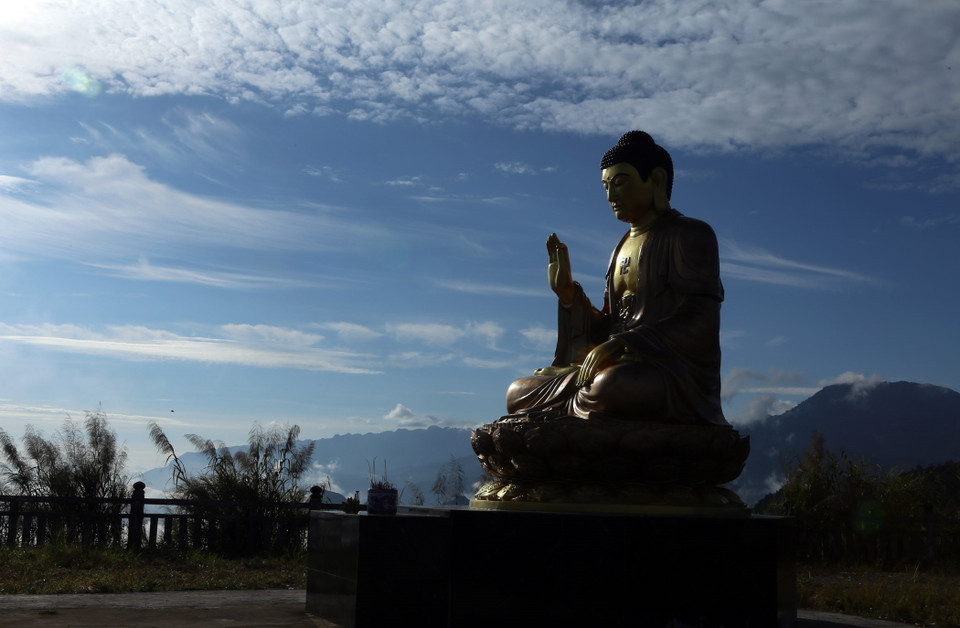 劳比冯峰是颇受当地居民喜爱的信仰旅游目的地。图自越通社