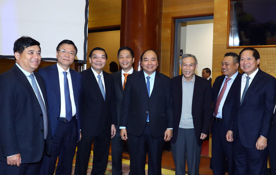 政府总理阮春福和工贸部代表合影。越通社记者统一 摄