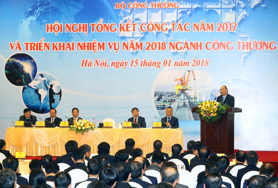 政府总理阮春福在会上发表讲话。越通社记者统一 摄