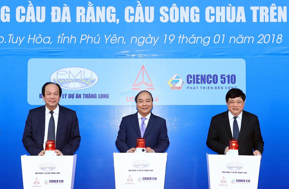  阮春福出席横跨寺江的沱朗（Đà Rằng)大桥开工仪式。越通社记者 统一 摄 