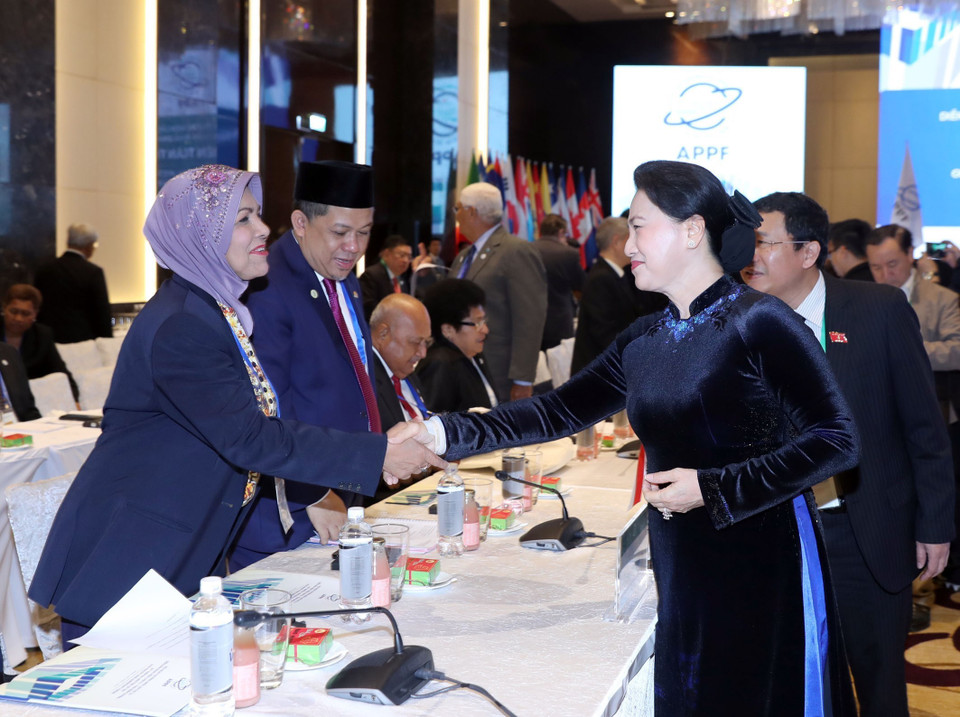 阮氏金银与各位代表亲切握手。越通社记者 仲德 摄