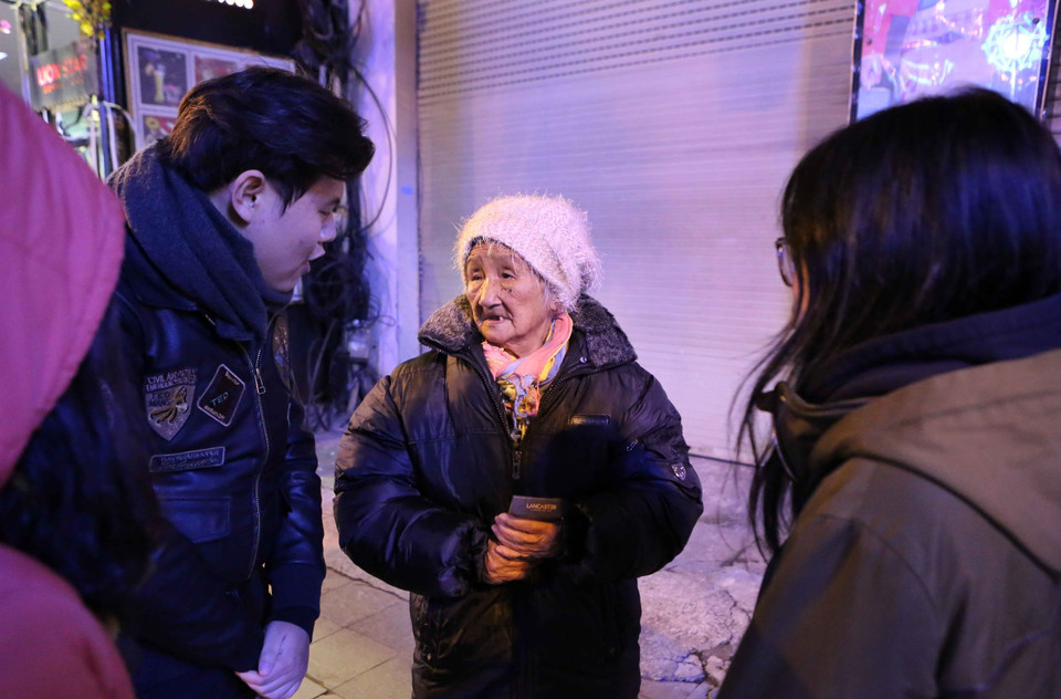 一群志愿者帮助无家可归者。越通社记者 仲达 摄