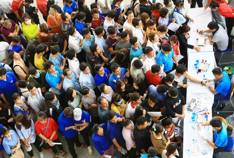 志愿者排队登记参加献血活动。越通社记者 阮文越 摄