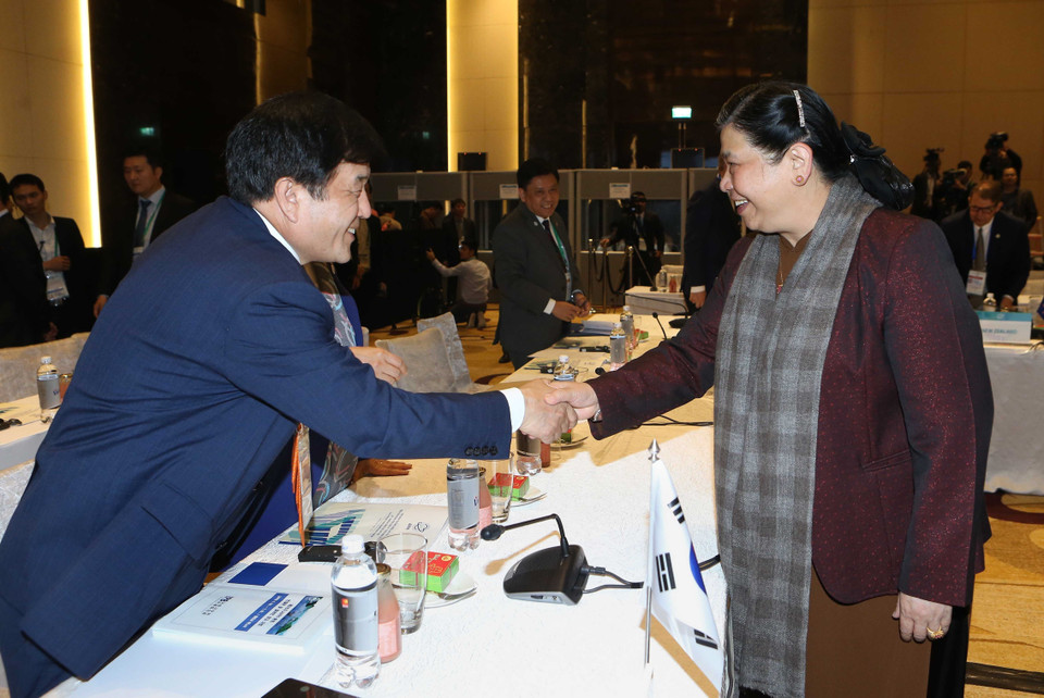  丛氏放副主席​与参加会议的代表亲切握手。越通社记者 仲德 摄