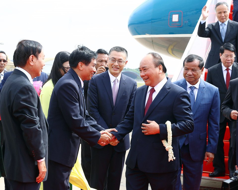 柬埔寨旅游部大臣唐坤，柬埔寨驻越大使，越南驻柬大使以及越南大使馆工作人员到机场迎接阮春福一行。越通社记者 统一 摄