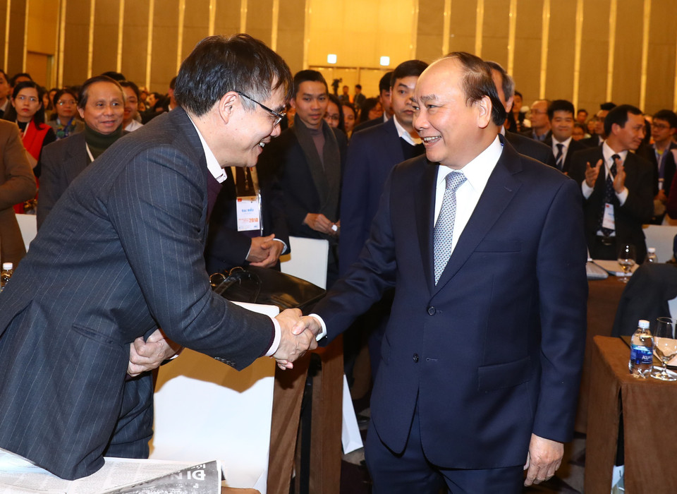 政府总理阮春福与各位代表亲切握手。越通社记者 统一 摄