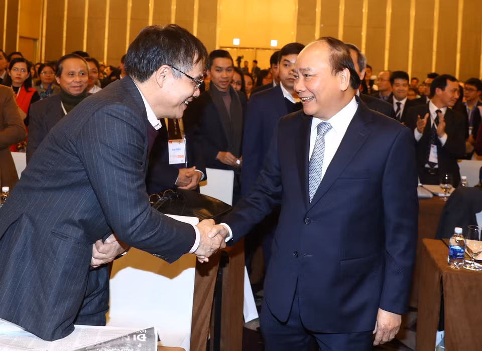 政府总理阮春福与各位代表亲切握手。越通社记者 统一 摄