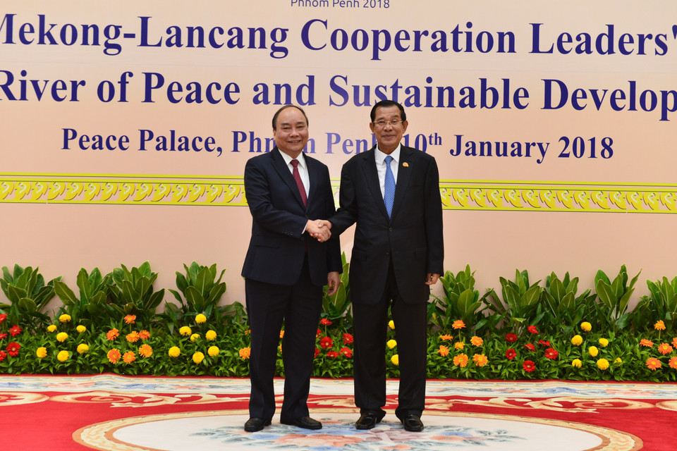 越南政府总理阮春福（左）会见柬埔寨首相洪森。越通社记者 统一 摄