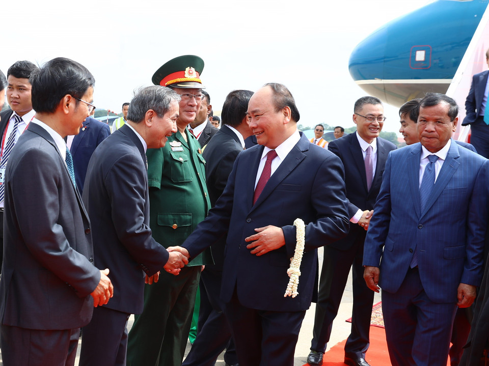 柬埔寨旅游部大臣唐坤，柬埔寨驻越大使，越南驻柬大使以及越南大使馆工作人员到机场迎接阮春福一行。越通社记者 统一 摄