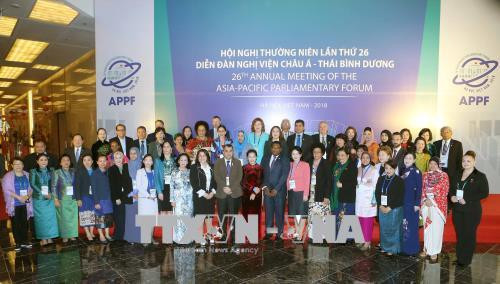 阮氏金银同与会代表合影。 越通社记者 仲德 摄