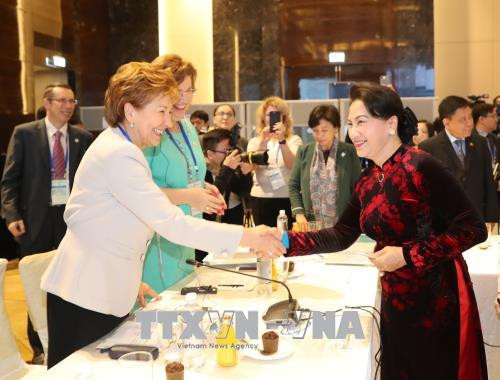 国会主席阮氏金银与出席会议的代表们。越通社记者 仲德 摄