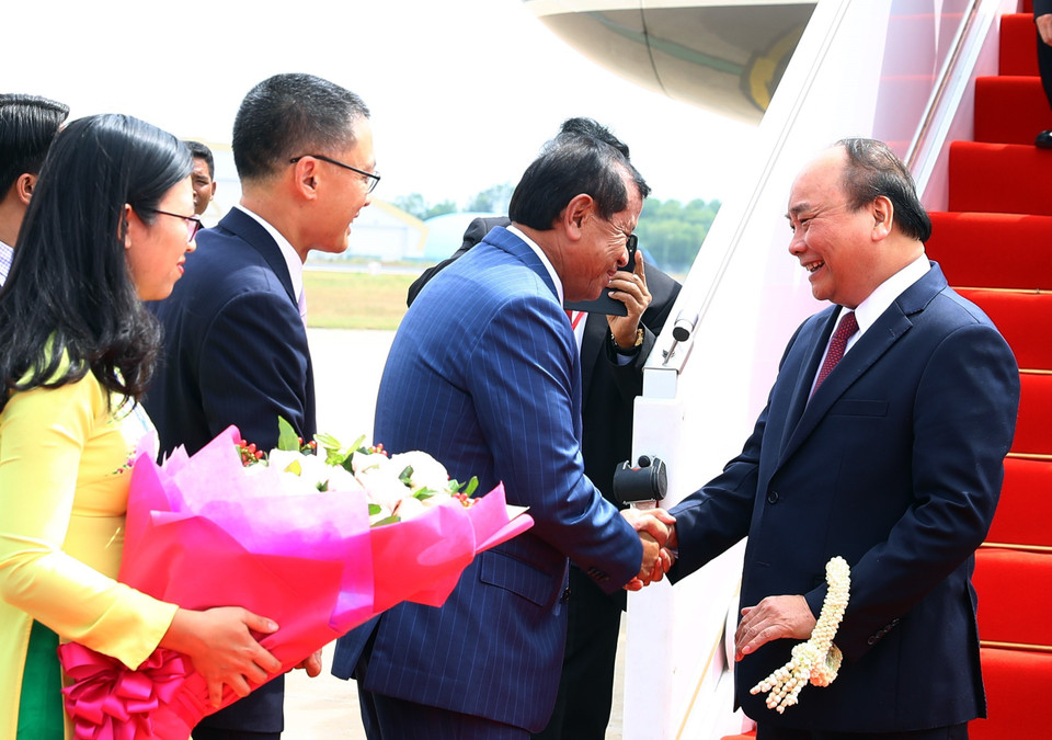 柬埔寨旅游部大臣唐坤，柬埔寨驻越大使，越南驻柬大使以及越南大使馆工作人员到机场迎接阮春福一行。越通社记者 统一 摄