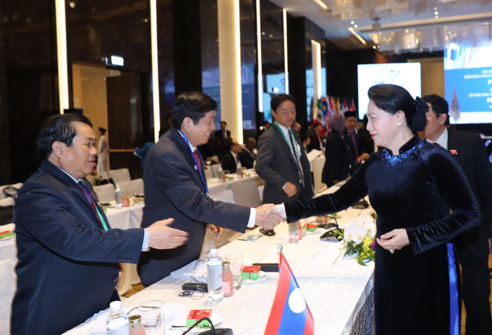 阮氏金银与各位代表亲切握手。越通社记者 仲德 摄