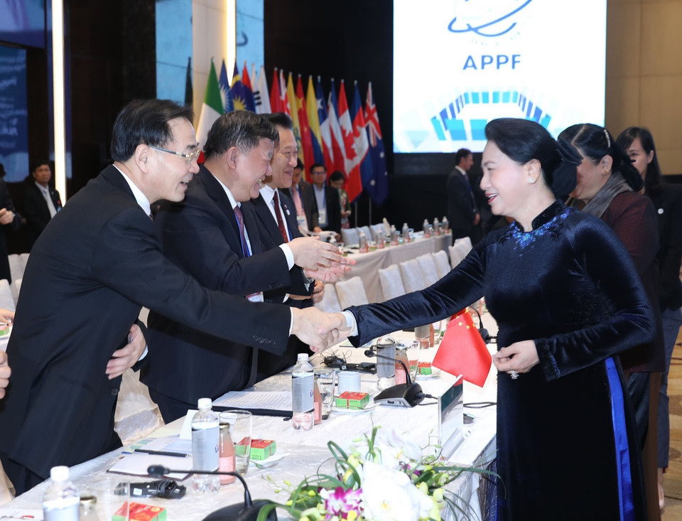 阮氏金银与各位代表亲切握手。越通社记者 仲德 摄