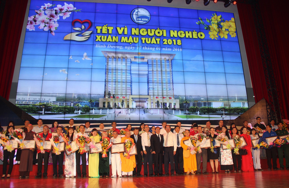 向为该活动提供捐款各企业组织，单位和好心人赠送鲜花。越通社记者 阮文越 摄