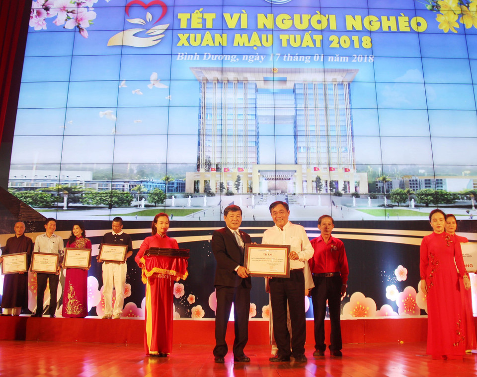 企业代表为“确保困难群众过好春节 ”活动提供捐款。越通社记者 阮文越 摄