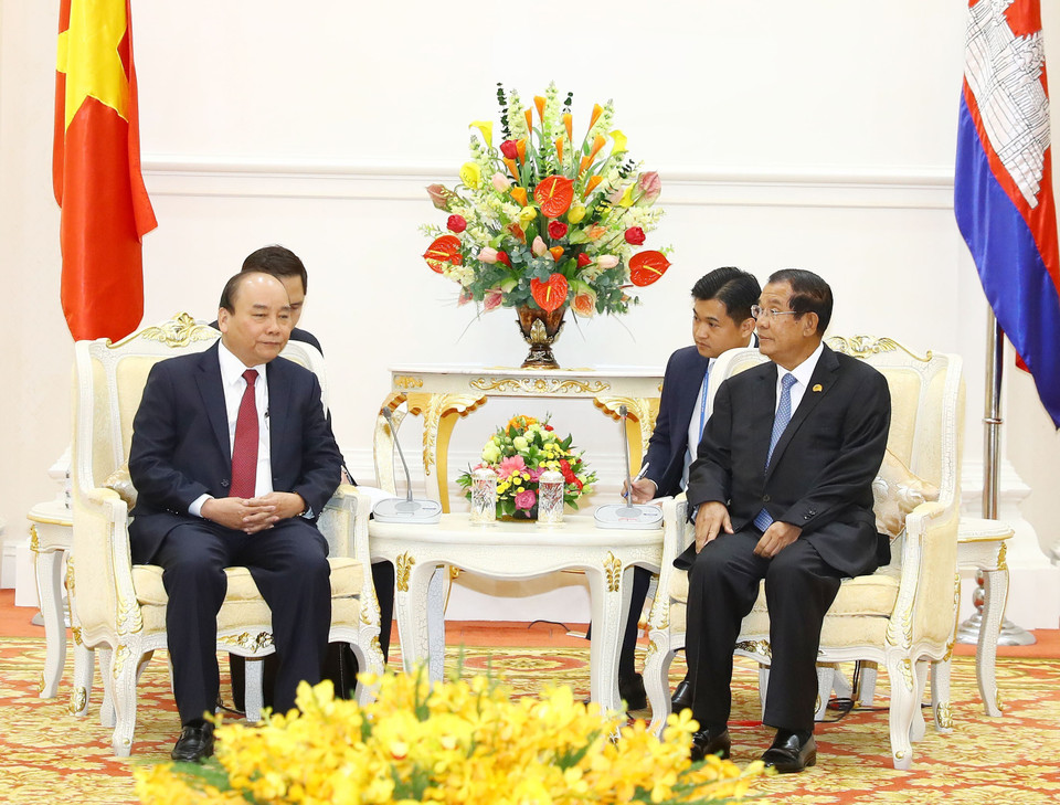 越南政府总理阮春福（左）会见柬埔寨首相洪森。越通社记者 统一 摄