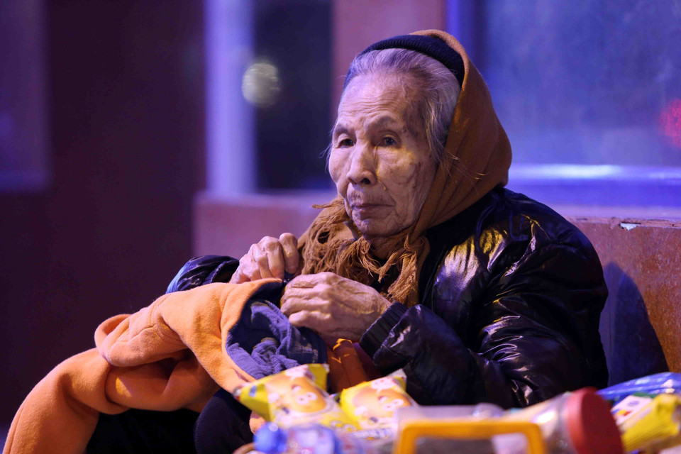 在寒冷天气中的无家可归者。越通社记者 仲达 摄