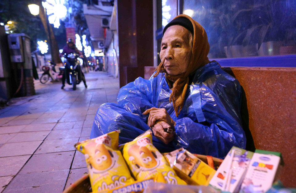 老太婆寒冷天气中仍在路边摆摊。越通社记者 仲达 摄