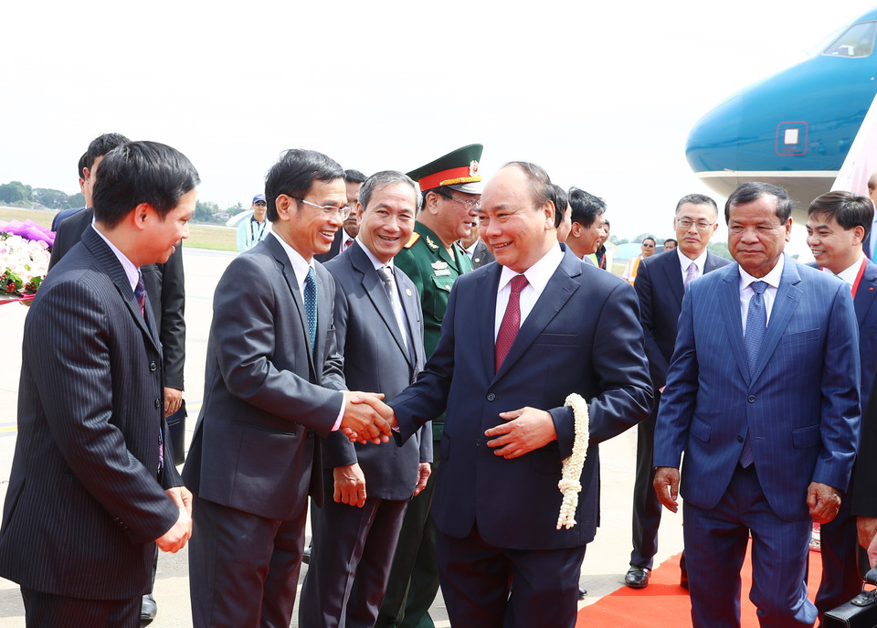 柬埔寨旅游部大臣唐坤，柬埔寨驻越大使，越南驻柬大使以及越南大使馆工作人员到机场迎接阮春福一行。越通社记者 统一 摄