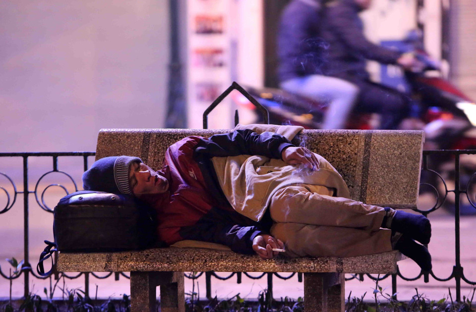 无家可归者抵御寒冷。越通社记者 仲达 摄