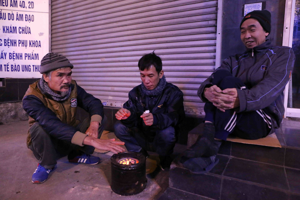 无家可归者在路边使用煤炉取暖。越通社记者 仲达 摄