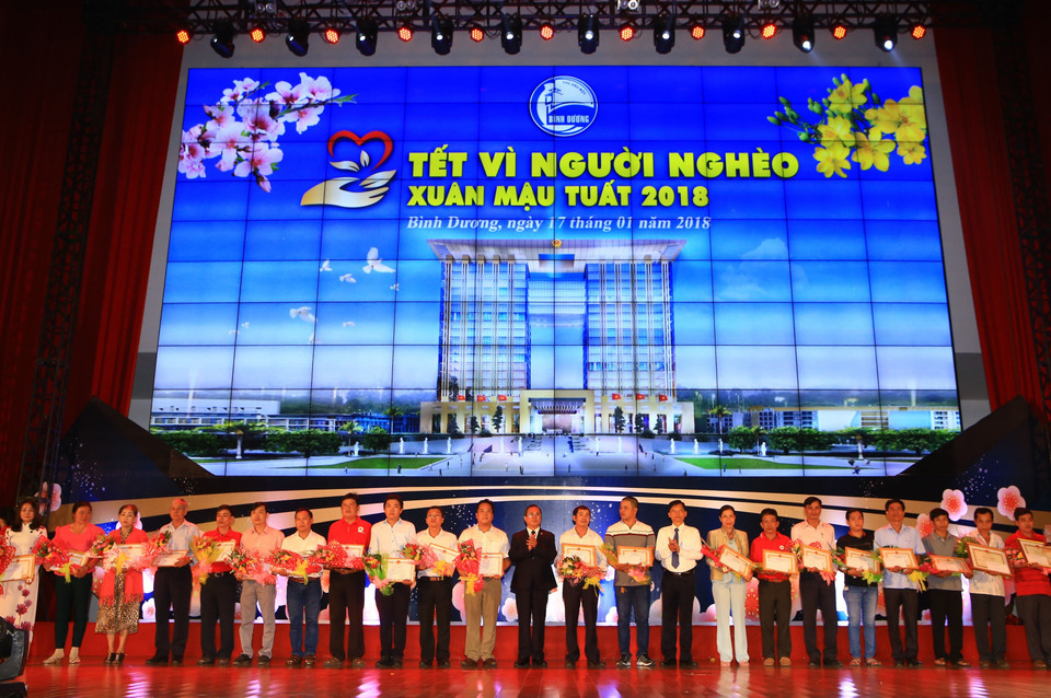 越南医疗卫生部代表向积极参加献血活动的志愿者颁发奖状。越通社记者 阮文越 摄