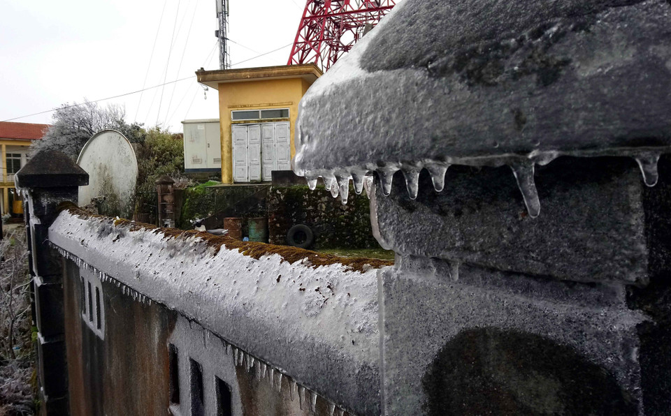 高平省高山出现结霜冰挂景象。越通社记者 国达 摄