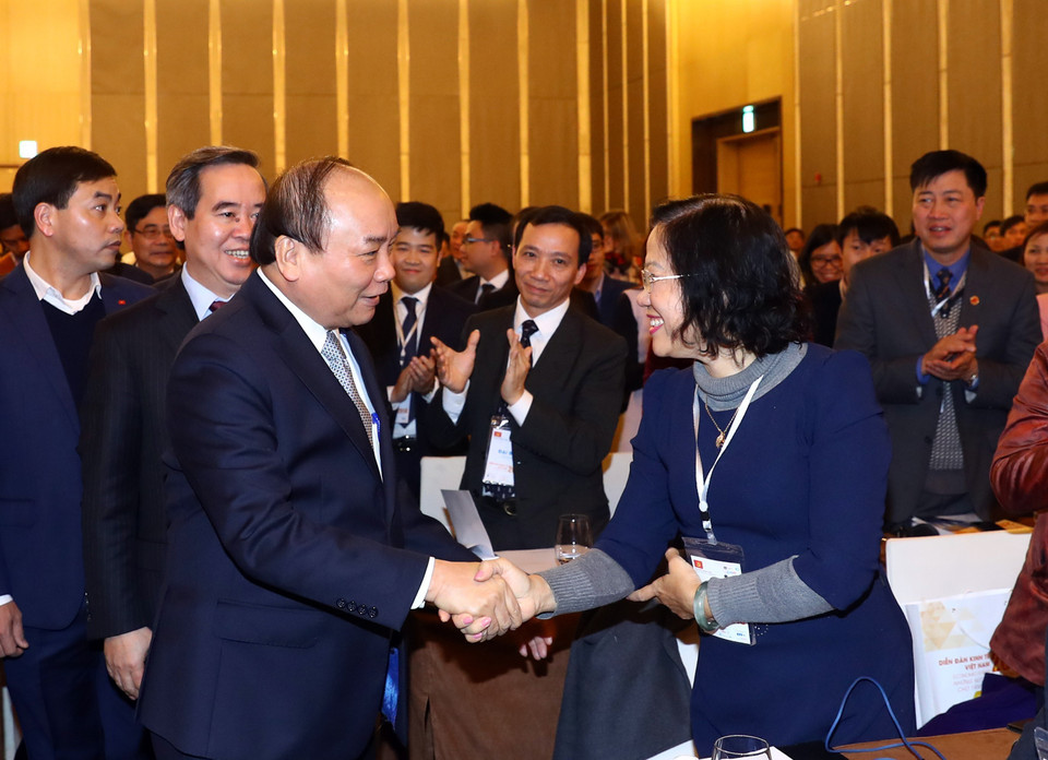 政府总理阮春福与各位代表亲切握手。越通社记者 统一 摄