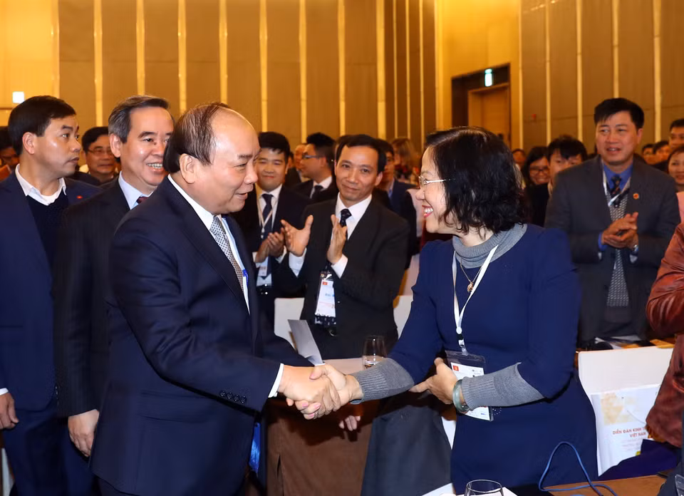 政府总理阮春福与各位代表亲切握手。越通社记者 统一 摄