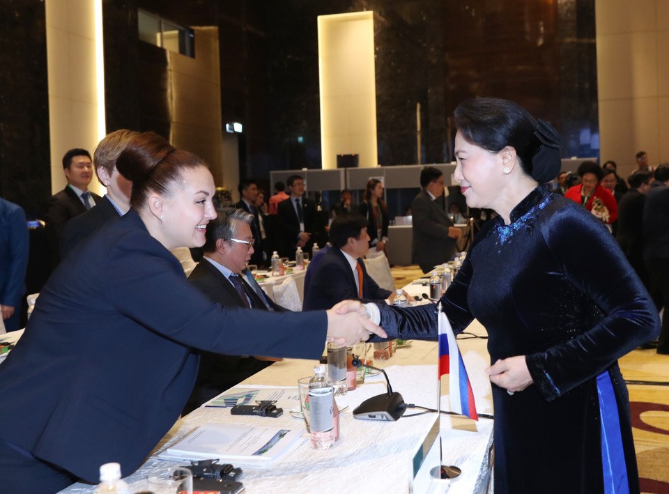 阮氏金银与各位代表亲切握手。越通社记者 仲德 摄