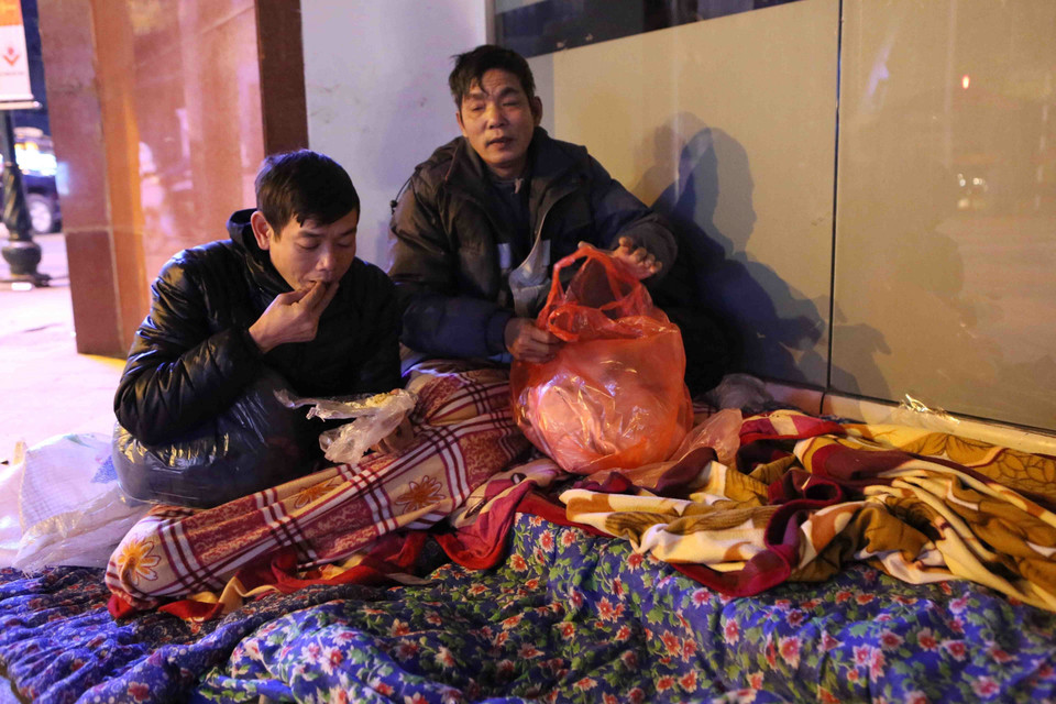 无家可归者准备在街上睡觉。越通社记者 仲达 摄