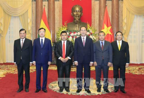  陈大光（右三）与玻利维亚驻越大使吉佩斯（左三）合影。越通社记者 颜创 摄