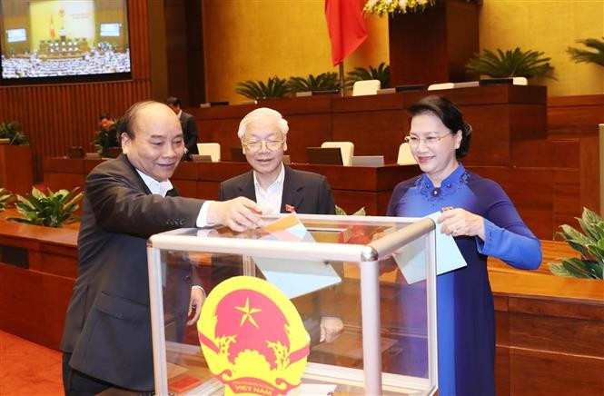  越共中央总书记阮富仲（左二）、国会主席阮氏金银（右一）、政府总理阮春福（左一）对48名领导人投信任票。越通社记者 林庆 仲德 摄