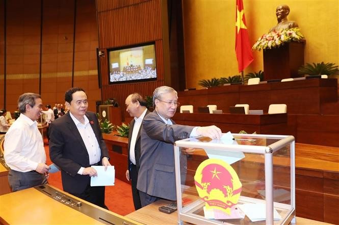 各国会代表对48名领导人投信任票。越通社记者 林庆 仲德 摄