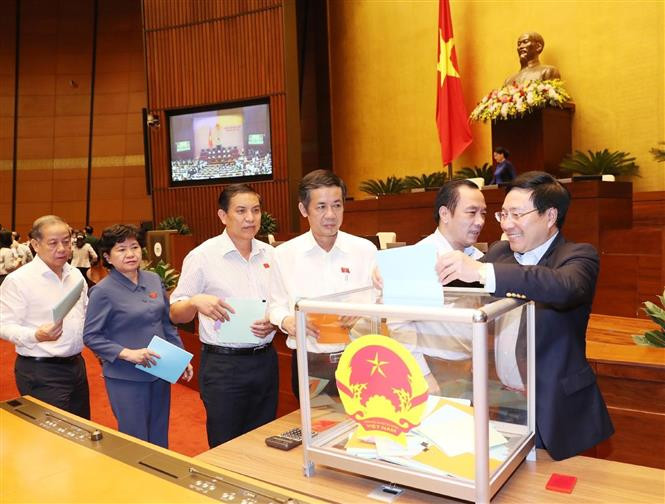 各国会代表对48名领导人投信任票。越通社记者 林庆 仲德 摄