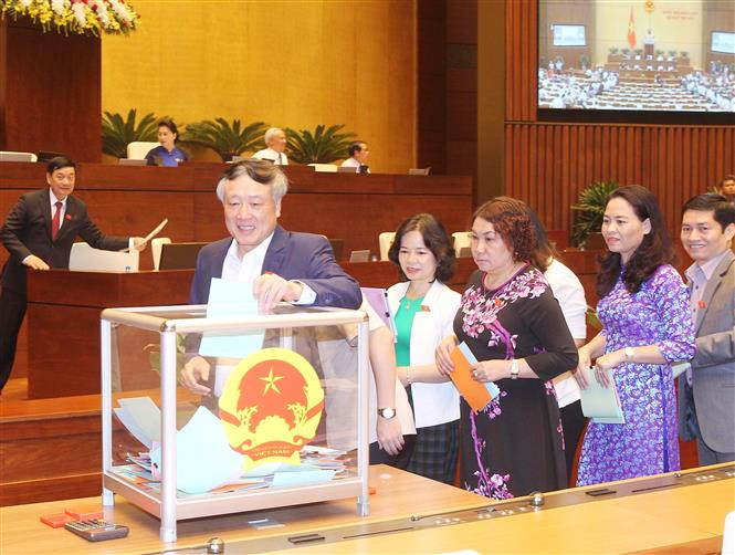各国会代表对48名领导人投信任票。越通社记者 林庆 仲德 摄