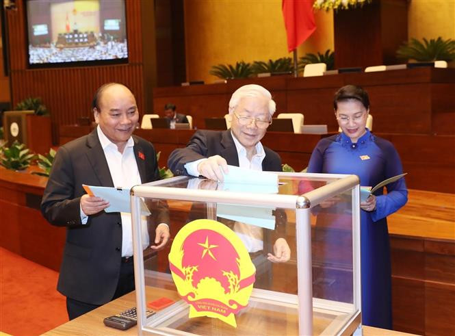 越共中央总书记阮富仲（左二）、国会主席阮氏金银（右一）、政府总理阮春福（左一）对48名领导人投信任票。越通社记者 林庆 仲德 摄