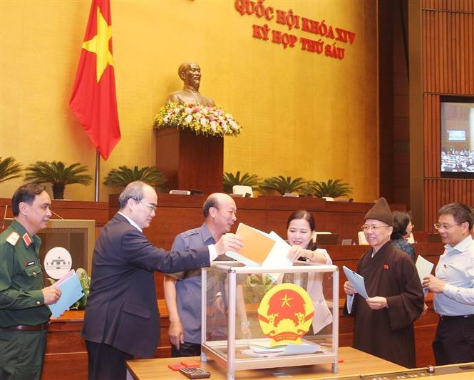 各国会代表对48名领导人投信任票。越通社记者 林庆 仲德 摄